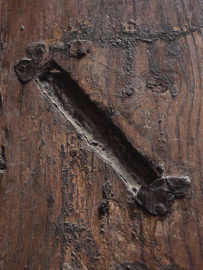 MEZUZAH OF BRONZE <br /> LWÓW <br /> UL. BRACI ROCHATYŃCÓW 21
