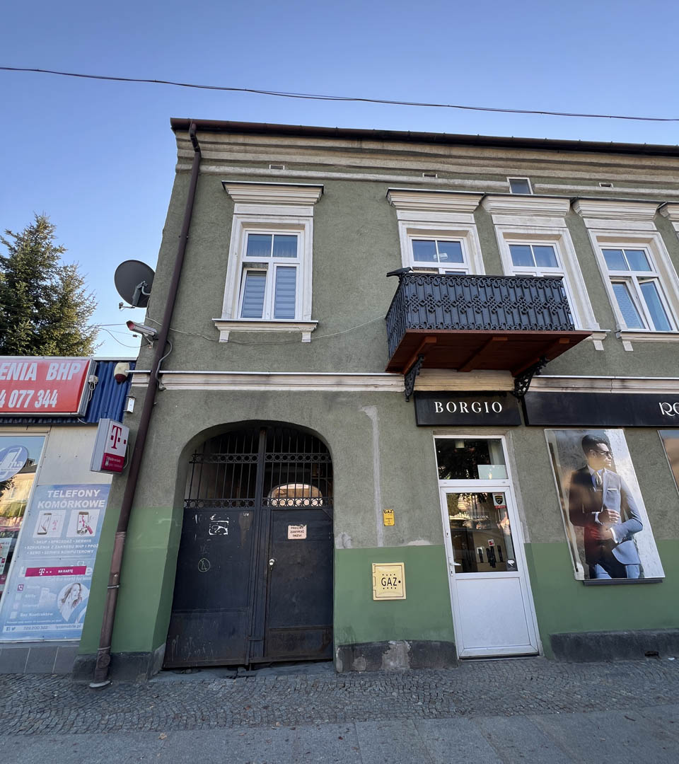 Located in the historic region of Masovia, Skierniewice dates back to the medieval period. It prospered as a local trade center with annual fairs and engaged in domestic and international trade. In the 17th and 18th centuries it hosted the residence of the Primates of Poland, and was home of leading Polish Enlightenment poet Ignacy Krasicki.