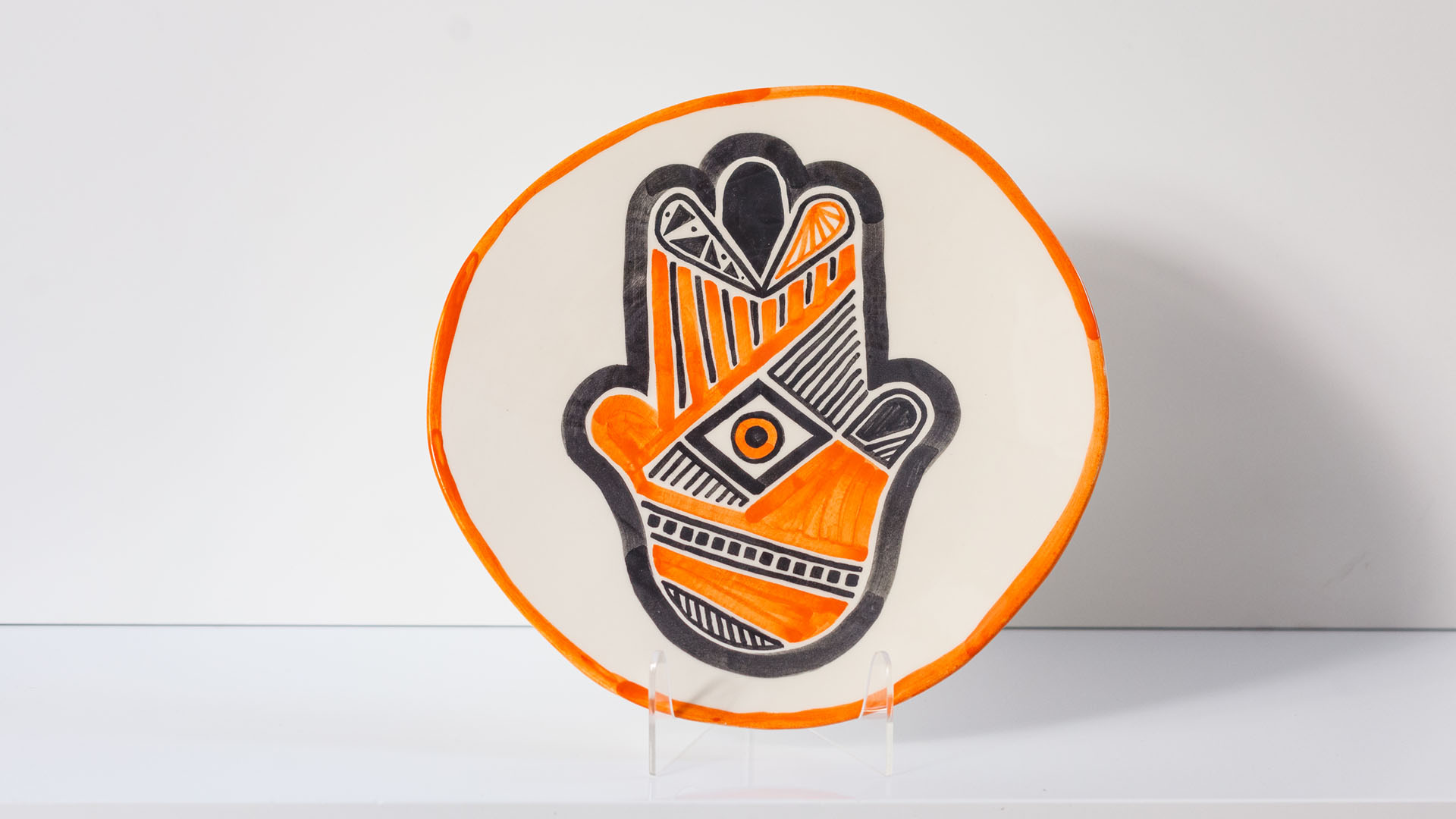 Hand painted Judaica. Seder plate with hamsa decoration in orange color. Hand-painted by Helena Czernek MI POLIN, together with Aleksander Prugar. A perfect gift for a Bar Mitzvah, Bat Mitzvah, birthday, or as a decoration in a modern Jewish home.