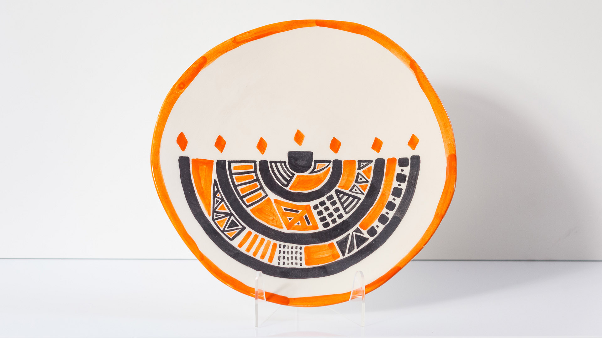 Jewish Menorah. The ceramic plate was treated as a painting. The Star of David was hand-painted by Helena Czernek co-designer MI POLIN, who, together with Aleksander Prugar, developed the unique painting patterns. The plates painting are inspired by the Cubist style and Polish graphic design of the 1960s and 1970s. Made at MI POLIN and entirely manufactured in Poland.