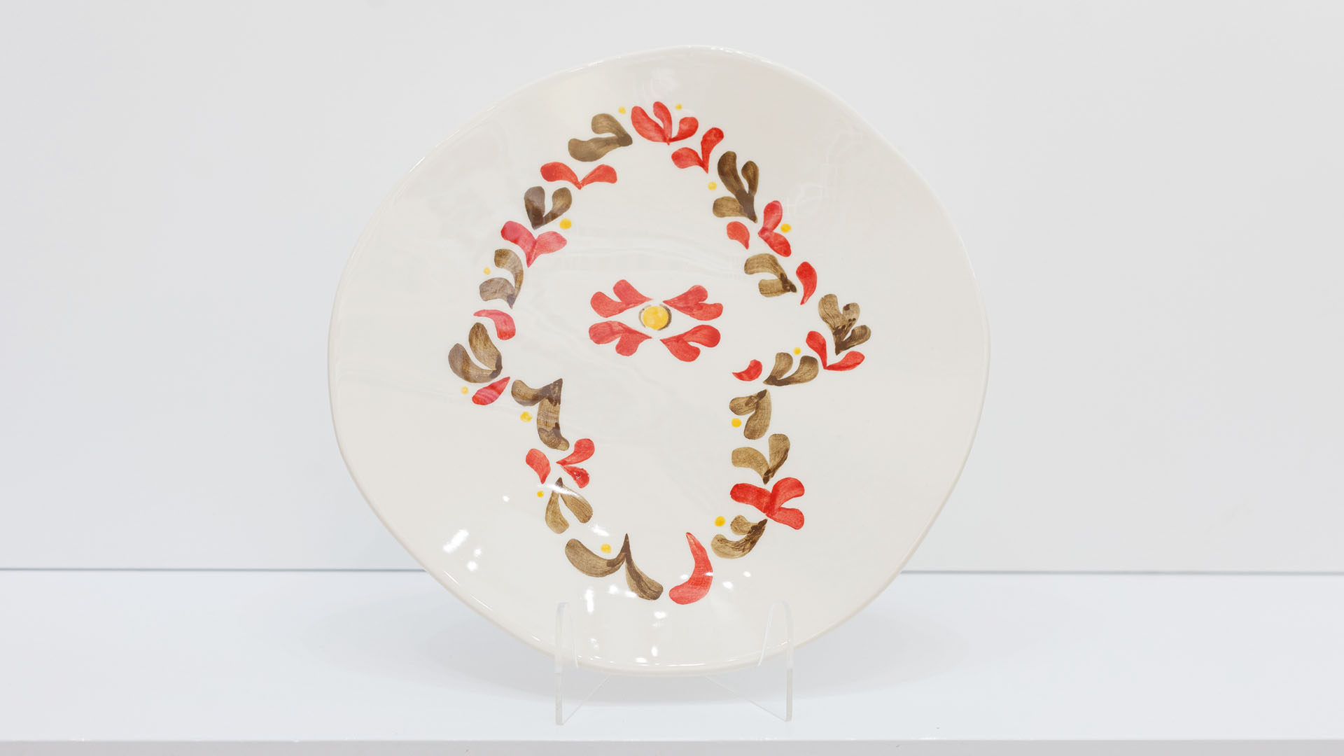 Hand painted Judaica. Seder plate with HAMSA decoration which consists of decorative elements in the form of leaves in brown and red. Hand-painted by Helena Czernek MI POLIN, together with Aleksander Prugar. A perfect gift for a Bar Mitzvah, Bat Mitzvah, birthday, or as a decoration in a modern Jewish home.