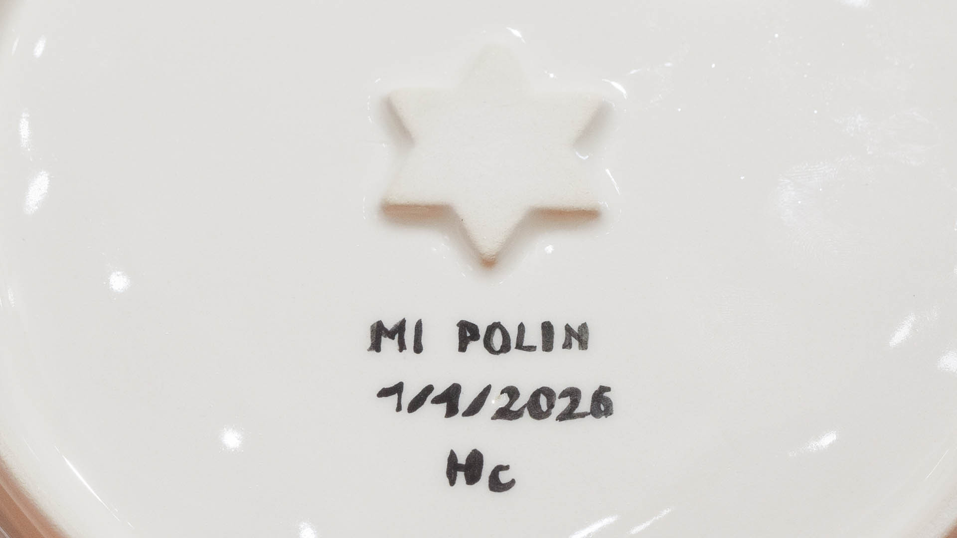 Hand painted Judaica. Seder plate with hamsa decoration in orange color. Hand-painted by Helena Czernek MI POLIN, together with Aleksander Prugar. A perfect gift for a Bar Mitzvah, Bat Mitzvah, birthday, or as a decoration in a modern Jewish home.