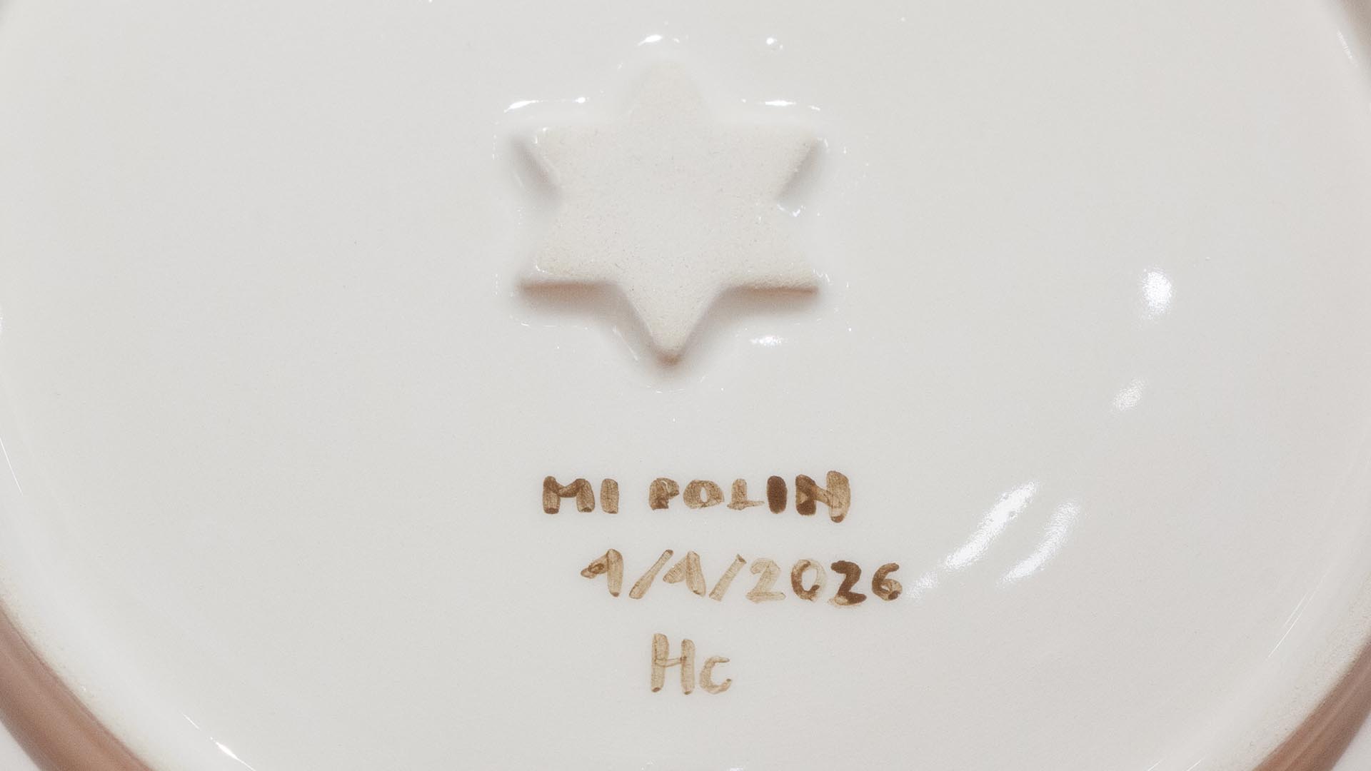 THE PHOTO SHOWS THE PRODUCT NUMBER. This is a unique item, as indicated by the visible number. It is a work by Helena Czernek—painted ceramics. The name of the company that produced this ceramic plate is clearly visible. MI POLIN