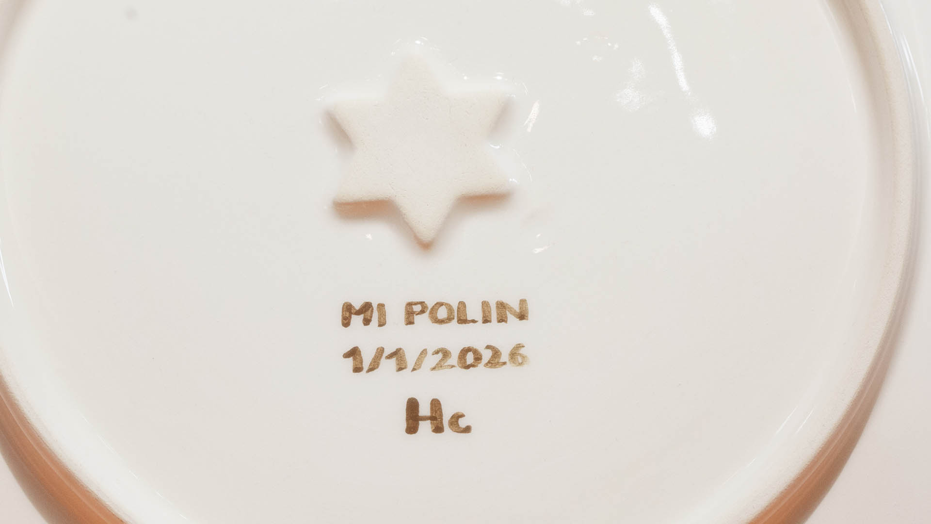 THE PHOTO SHOWS THE PRODUCT NUMBER. This is a unique item, as indicated by the visible number. It is a work by Helena Czernek—painted ceramics. The name of the company that produced this ceramic plate is clearly visible. MI POLIN
