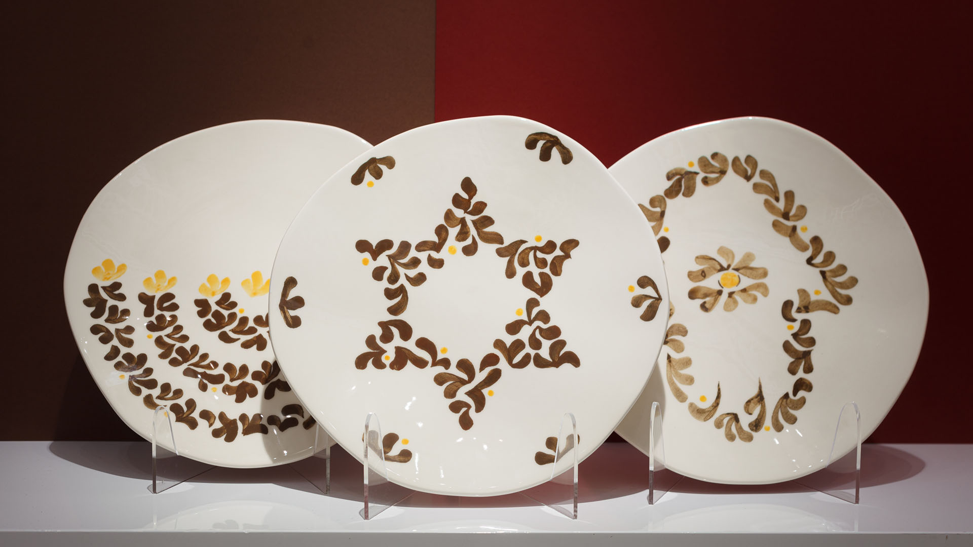 Star of David plate. The ceramic plate was treated as a painting. The Star of David was hand-painted by Helena Czernek co-designer MI POLIN, who, together with Aleksander Prugar, developed the unique painting patterns. Whether you are looking to enrich your space with cultural art or searching for a unique, symbolic gift, this plate offers both beauty and significance. Additionally, they carry deeper cultural and emotional significance, reflecting tradition and the personal touch of the artist. Made at MI POLIN and entirely manufactured in Poland.