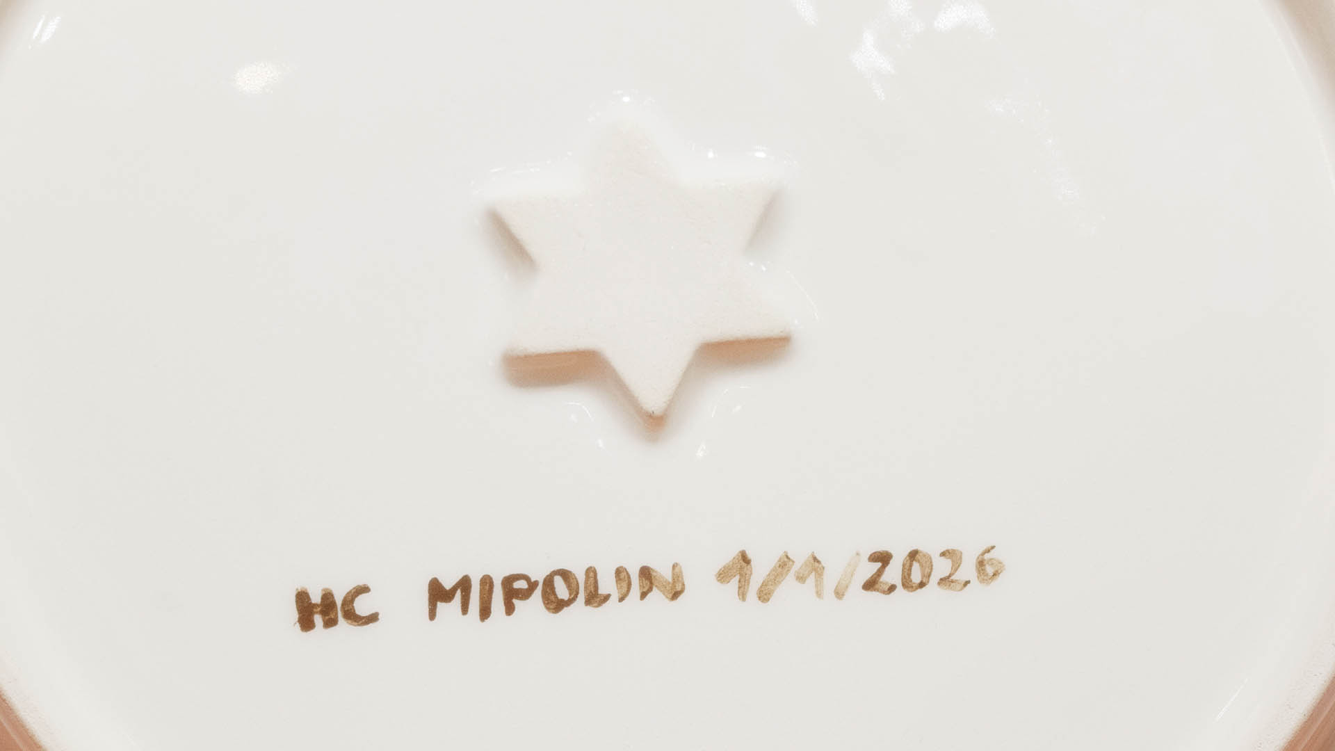 THE PHOTO SHOWS THE PRODUCT NUMBER. This is a unique item, as indicated by the visible number. It is a work by Helena Czernek—painted ceramics. The name of the company that produced this ceramic plate is clearly visible. MI POLIN
