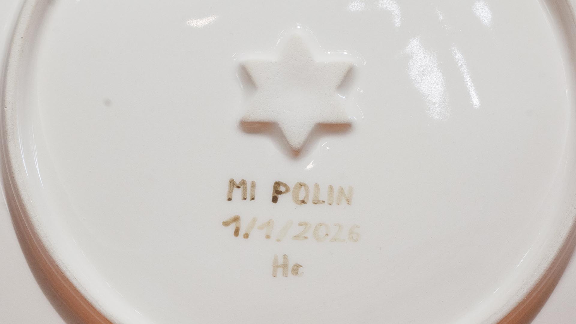 Star of David plate. The ceramic plate was treated as a painting. The Star of David was hand-painted by Helena Czernek co-designer MI POLIN, who, together with Aleksander Prugar, developed the unique painting patterns. Whether you are looking to enrich your space with cultural art or searching for a unique, symbolic gift, this plate offers both beauty and significance. Additionally, they carry deeper cultural and emotional significance, reflecting tradition and the personal touch of the artist. Made at MI POLIN and entirely manufactured in Poland.