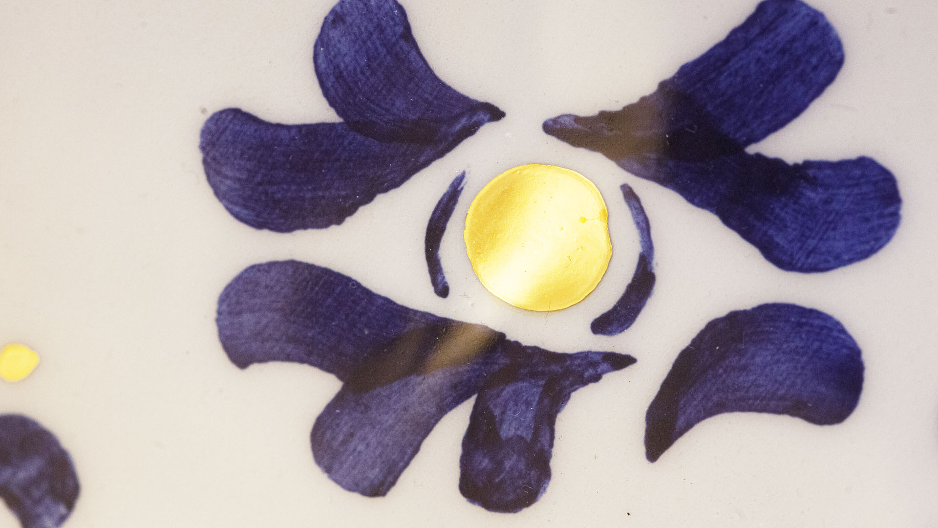 Hand painted Judaica. Seder plate with Hamsa decoration which consists of decorative elements in the form of leaves in dark and red. Hand-painted by Helena Czernek MI POLIN, together with Aleksander Prugar. A perfect gift for a Bar Mitzvah, Bat Mitzvah, birthday, or as a decoration in a modern Jewish home. The plate features elements plated with 24-karat gold. This is the highest-quality finish currently available for plates at MI POLIN