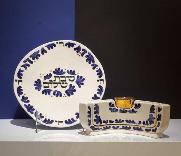 Shabbat Shalom Gold plate + </BR> Menorah / Jewish Set 2026