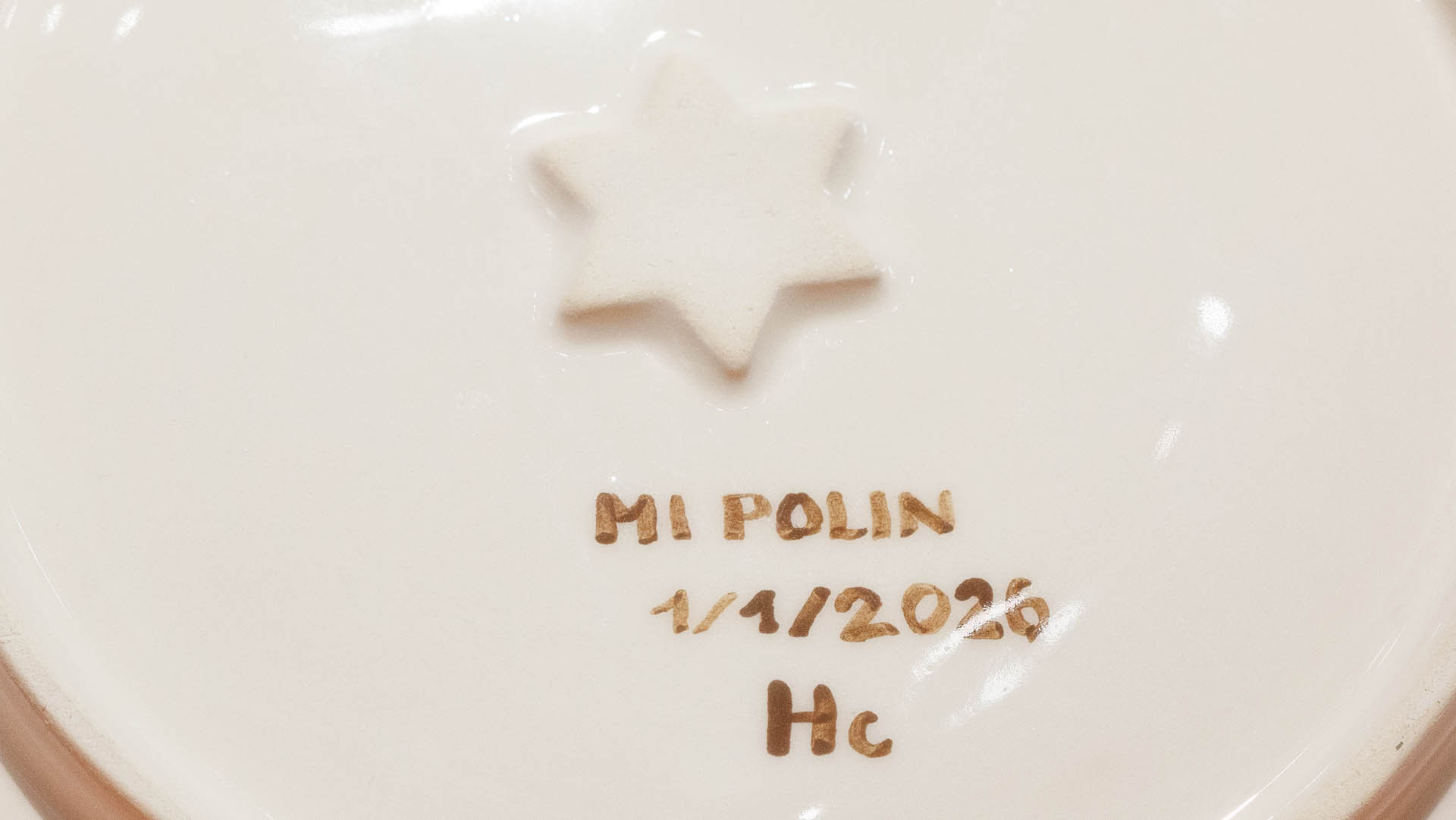 THE PHOTO SHOWS THE PRODUCT NUMBER. This is a unique item, as indicated by the visible number. It is a work by Helena Czernek—painted ceramics. The name of the company that produced this ceramic plate is clearly visible. MI POLIN