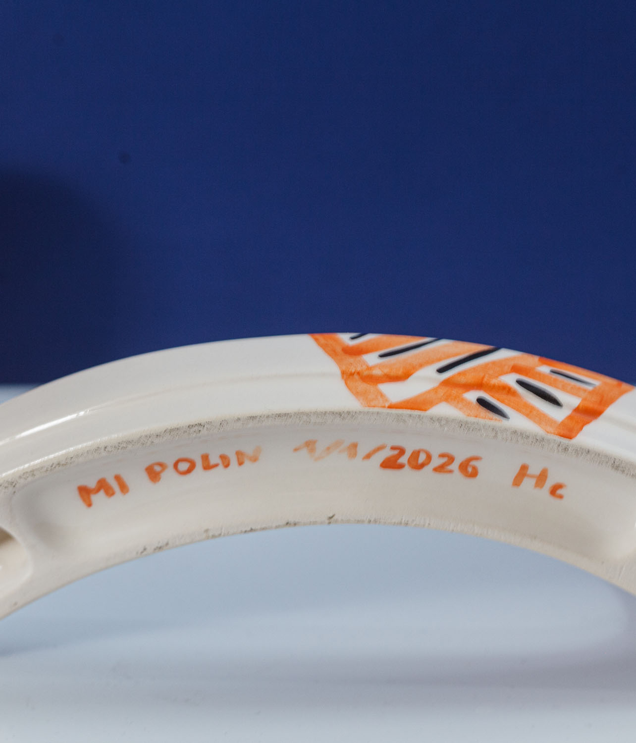 Menokija jest autorksą menorą zaprojektowaną przez MI POLIN. Łączy w sobie 3 tradyzyjne zydowskie świeczniki. 2 ramienny świecznik szabatowy, chanukiję oraz menorę