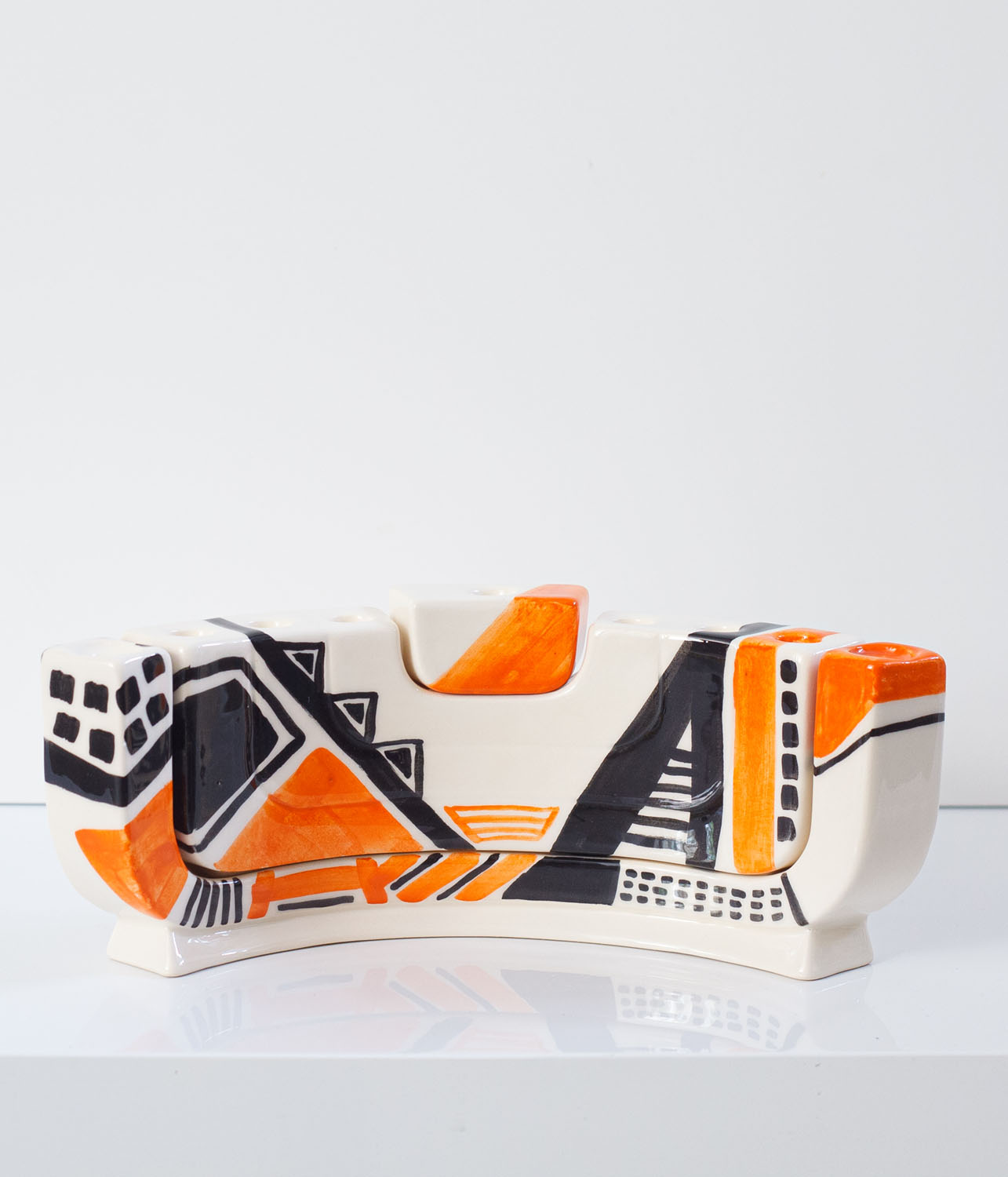 Menokija jest autorksą menorą zaprojektowaną przez MI POLIN. Łączy w sobie 3 tradyzyjne zydowskie świeczniki. 2 ramienny świecznik szabatowy, chanukiję oraz menorę