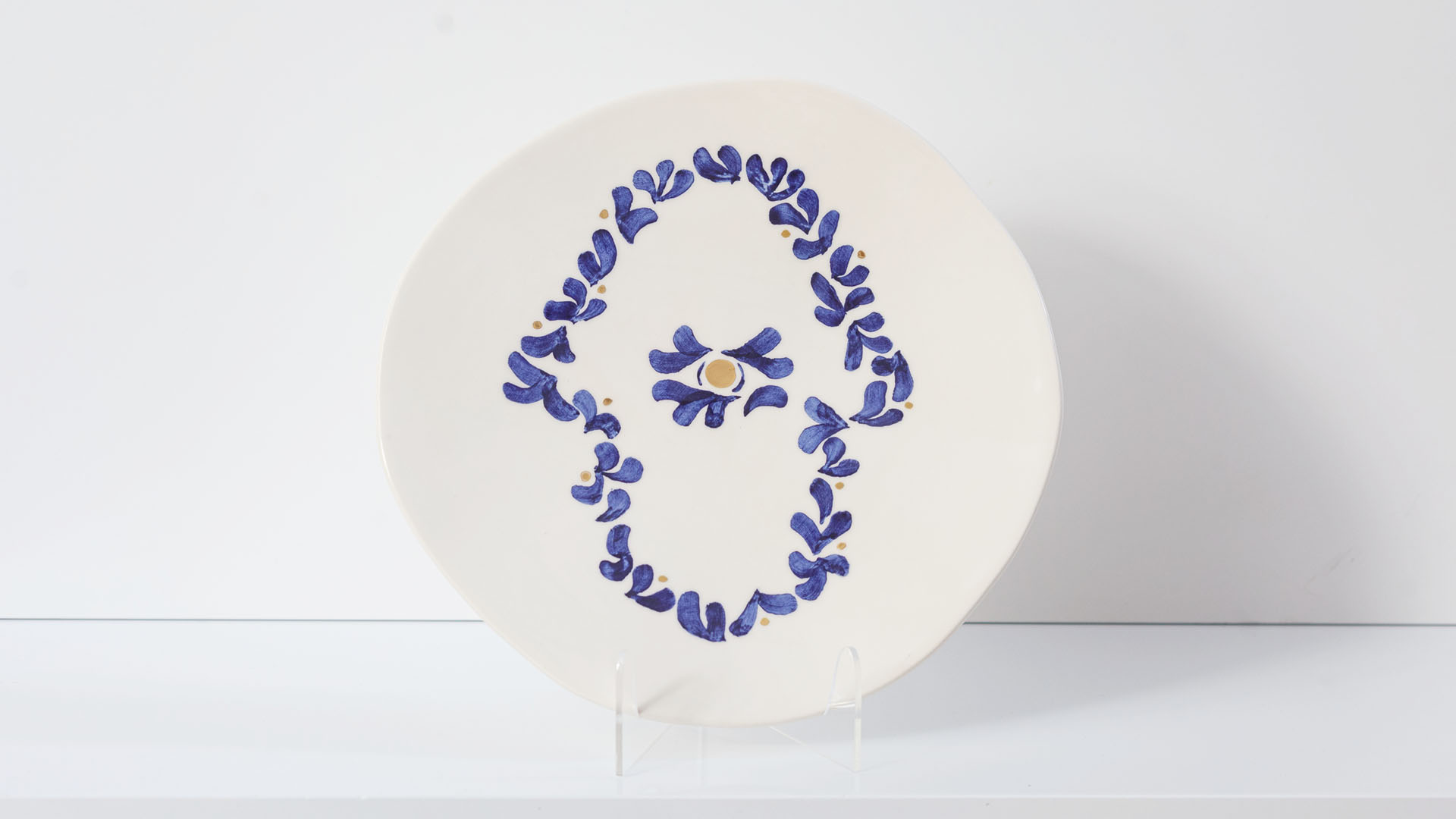 Hand painted Judaica. Seder plate with Hamsa decoration which consists of decorative elements in the form of leaves in dark and red. Hand-painted by Helena Czernek MI POLIN, together with Aleksander Prugar. A perfect gift for a Bar Mitzvah, Bat Mitzvah, birthday, or as a decoration in a modern Jewish home. The plate features elements plated with 24-karat gold. This is the highest-quality finish currently available for plates at MI POLIN