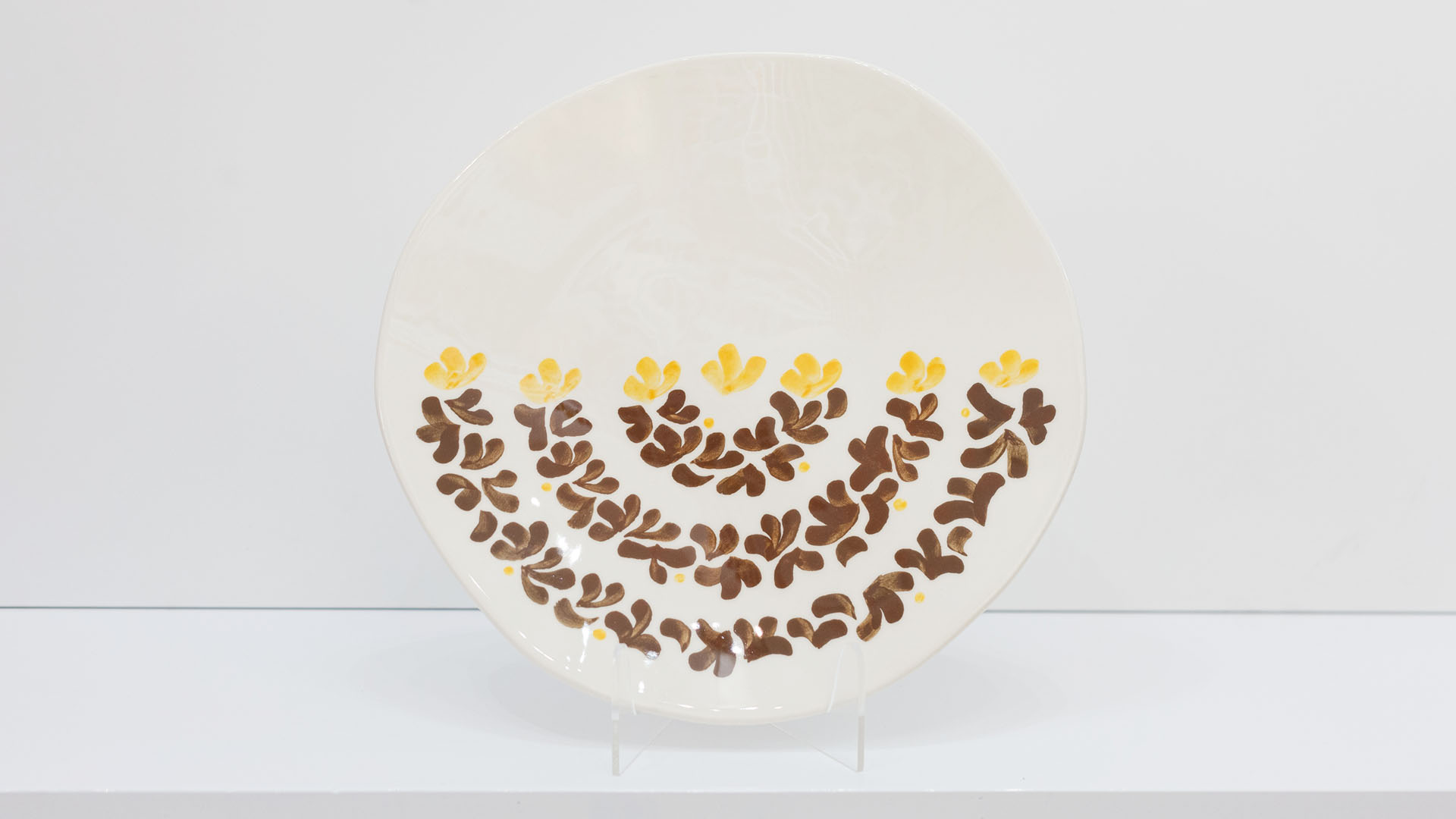 Star of David plate. The ceramic plate was treated as a painting. The Star of David was hand-painted by Helena Czernek co-designer MI POLIN, who, together with Aleksander Prugar, developed the unique painting patterns. Whether you are looking to enrich your space with cultural art or searching for a unique, symbolic gift, this plate offers both beauty and significance. Additionally, they carry deeper cultural and emotional significance, reflecting tradition and the personal touch of the artist. Made at MI POLIN and entirely manufactured in Poland.