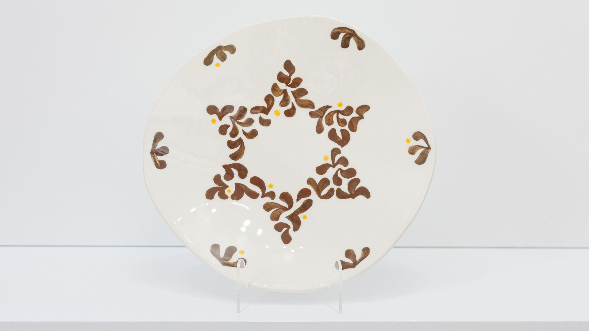 Elevate your space with a one-of-a-kind hand-painted Jewish plate featuring a contemporary Star of David motif, created by Helena Czernek for MI POLIN. This unique piece blends timeless symbolism with modern design, making it a striking focal point in any interior. Each plate is carefully crafted by hand, ensuring exceptional quality and a truly exclusive character. Perfect as a meaningful gift or a distinctive addition to your home, this artisan Judaica piece brings warmth, culture, and elegance into any setting. Whether displayed on a wall or styled on a table, it instantly draws attention and tells a story of heritage and craftsmanship. Don’t miss the chance to own a unique work of art that combines tradition with contemporary style.