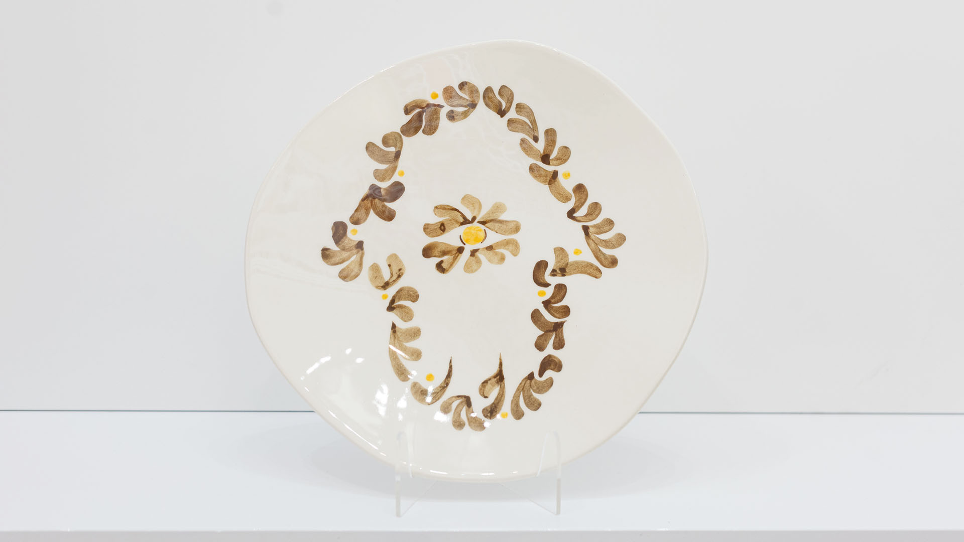 HAMSA Jewish plate. The ceramic plate was treated as a painting. HAMSA plate was hand-painted by Helena Czernek co-designer MI POLIN, who, together with Aleksander Prugar, developed the unique painting patterns. The plates painting are inspired by Polish graphic design of the 1960s and 1970s. This refers to the pottery factories of Włocławek and Tułowice. Made at MI POLIN and entirely manufactured in Poland.