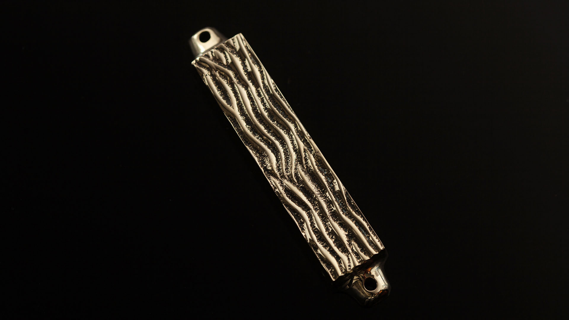 Metal Mezuzah Shapes collection by MI POLIN JUDAICA. Inspired by Art Deco geometry and industrial elegance, these small brass masterpieces are the perfect fusion of tradition and modern style.