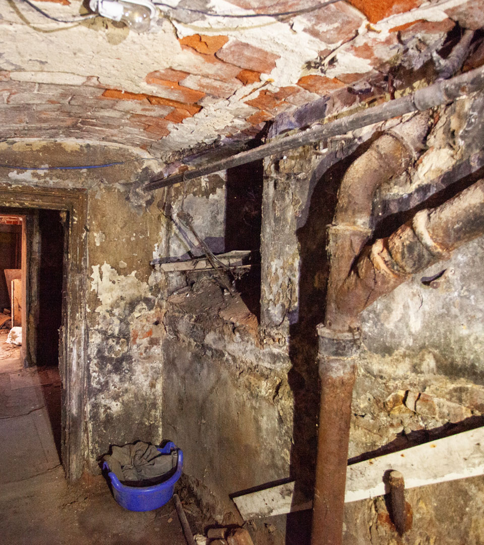 An abandoned tenement building in downtown Łódź. Here, in the old basements, traces of a mezuzah were found—a sign of a Jewish presence.