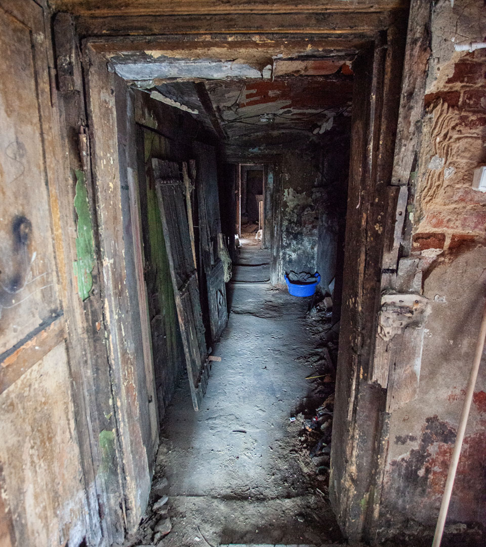 An abandoned tenement building in downtown Łódź. Here, in the old basements, traces of a mezuzah were found—a sign of a Jewish presence.