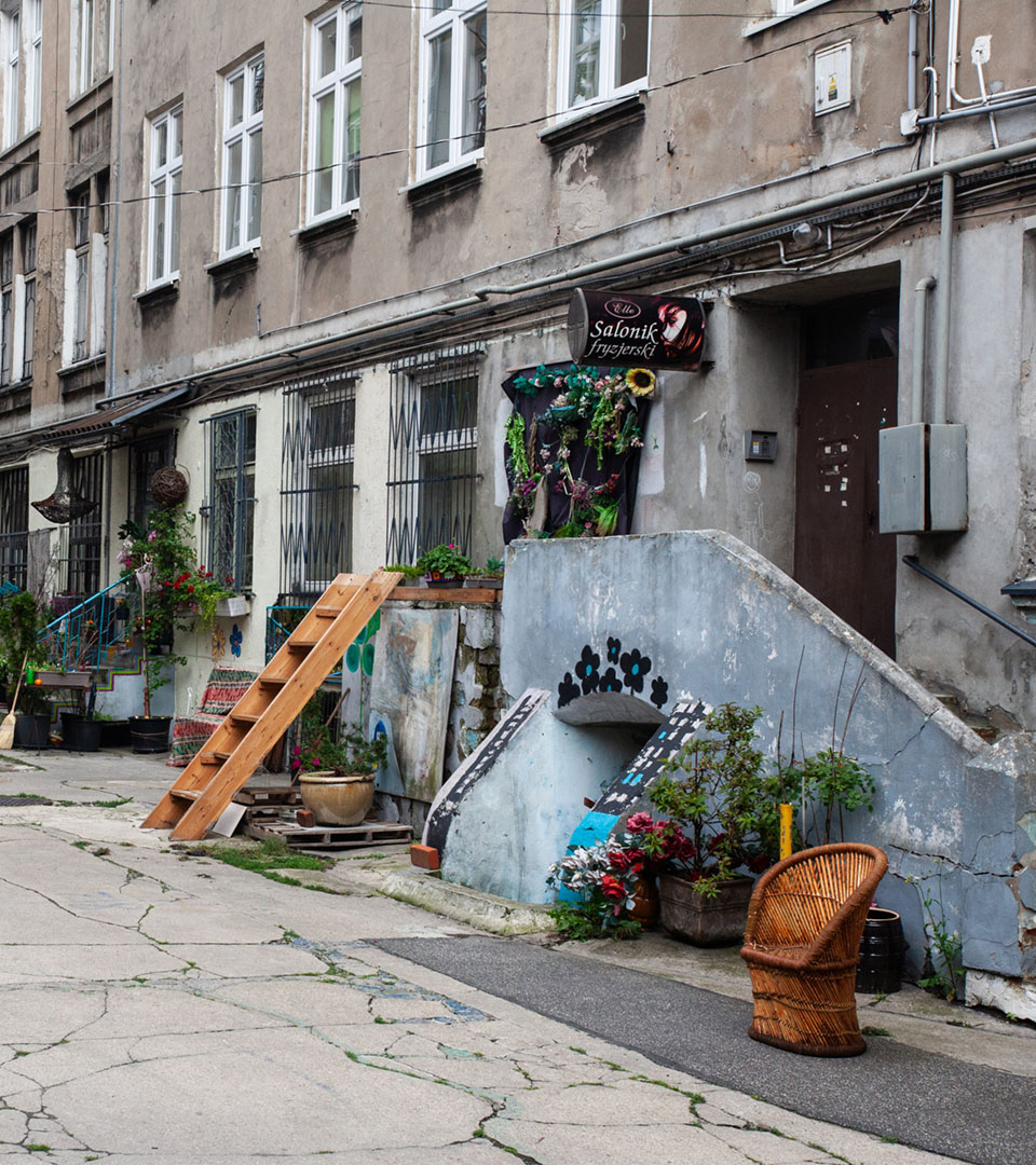 An abandoned tenement building in downtown Łódź. Here, in the old basements, traces of a mezuzah were found—a sign of a Jewish presence.