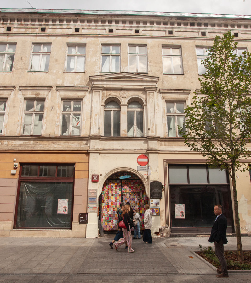 An abandoned tenement building in downtown Łódź. Here, in the old basements, traces of a mezuzah were found—a sign of a Jewish presence.